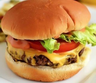 Cheese Burger Au Charbon (frites+boisson)