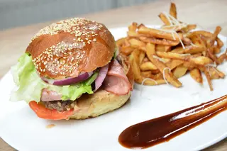 Burger de vită clasic servit cu cartofi prăjiți și sos de maioneza hey