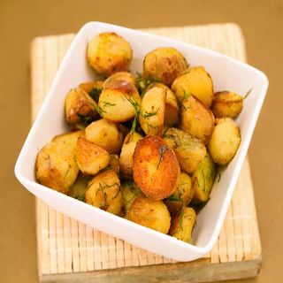 Запечени картофи с пилешко филе (500г)