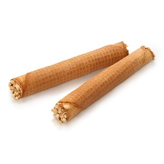 Вафельна трубочка зі згущеним молоком