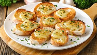 Pieczywko czosnkowe z serem 8szt