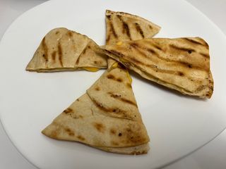 Арабска питка на барбекю със сирене Чедър 