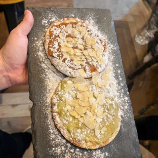 Pizzeta con dulce de leche