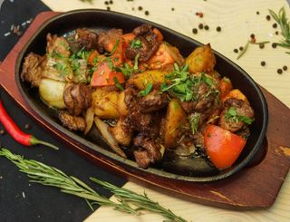 Баранина, томленая в сливочном соусе с картофелем (350г)