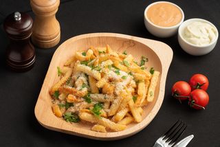 Cartofi prăjiti cu cascaval si pătrunjel