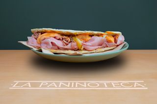 11 Mortadella, brie, tonno e salsa rosa