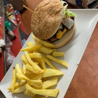 Hamburguesa completa con patatas