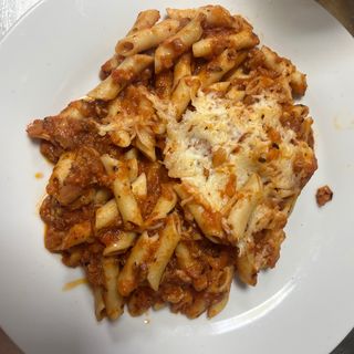 MACARRONES BOLOÑESA GRATINADOS CON QUESO 