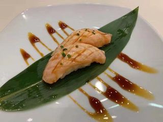 108. Nigiri salmon scottato
