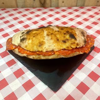 Pan focaccia casero salami piccante y queso