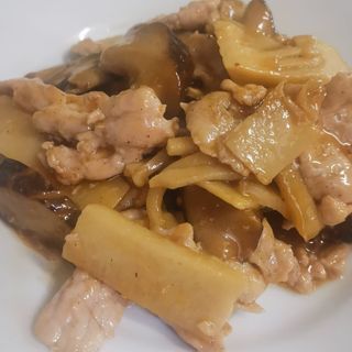 Maiale con bambù e funghi