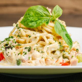 Спагетти карбонара с индейкой и овощами