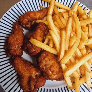 Alitas De Pollo Con Patatas ¨Fritas