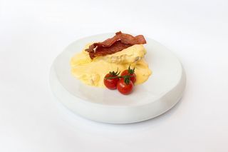 Piept de pui in sos cheddar cu crispy bacon
