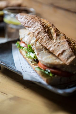 Bocadillo de  pollo  con tomate  y mayonesa +1 coca cola