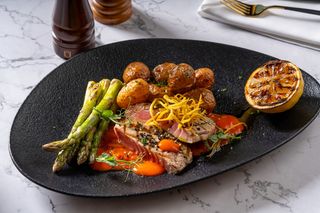 Steak de ton cu sparanghel si cartofi noi