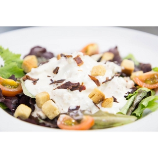 ENSALADA CÉSAR con pollo, beicon crujiente, costrones de pan y salsa César