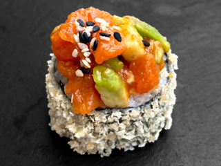 Тар-тар з лососем та авокадо рол