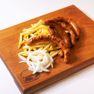 Roštilj kobasica s pomfritom