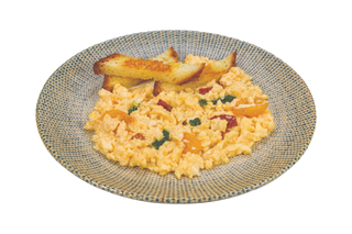 Бъркани яйца със сушени домати и спанак 