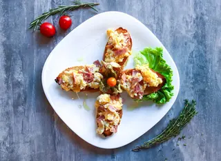 Брускети с яйце и бекон (250г)