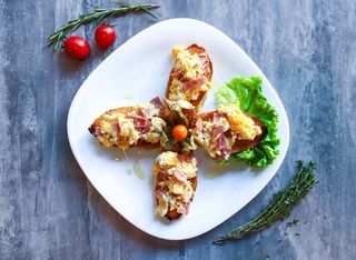 Брускети с яйце и бекон (250г)