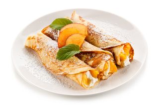 Crepes Susette con gelato e pesche caramellate