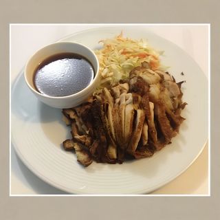 49. Пържено пилешко бутче със сос и салата Зеле с моркови (500г)