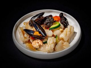 Gnocchi di riso con frutti di mare e verdure