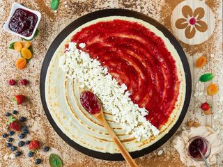 Палачинка с боровинки и сирене