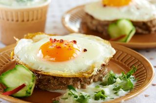 Бифштекс из говядины с яйцом