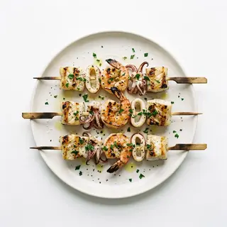54. Spiedini di pesce misto alla piastra