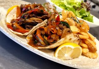 Tacos de vita cu sos Cheddar si cartofi felii aromatizati