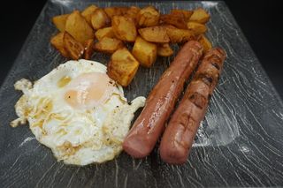 Frankfurt Amb Ou I Patates Fregides