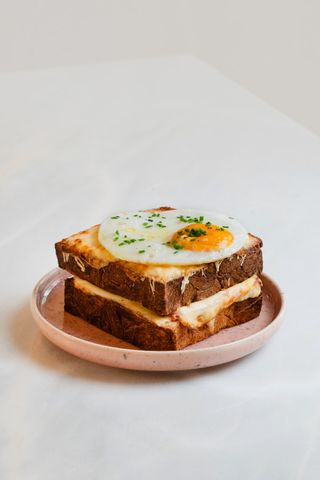 Croque Madame com salada