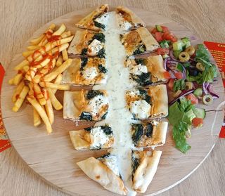 Pide ze szpinakiem i jajkiem