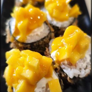 Futo maki con salmon y mango