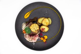 Muschi de vita maturat, cartofi fondant si sos de hribi