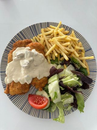 Pechuga de Pollo Empanada con Salsa de Champiñon