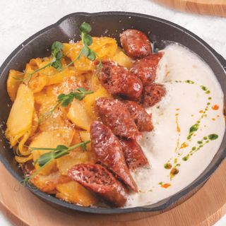 Завтрак с колбасками из телятины и муссом из пармезана (360 гр.)