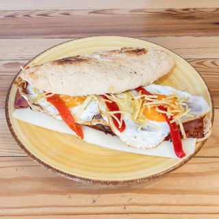 Bocata de bacon con  queso, huevo y piquillo