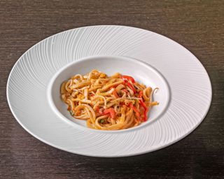 Noodles saltati con carne macinata piccante