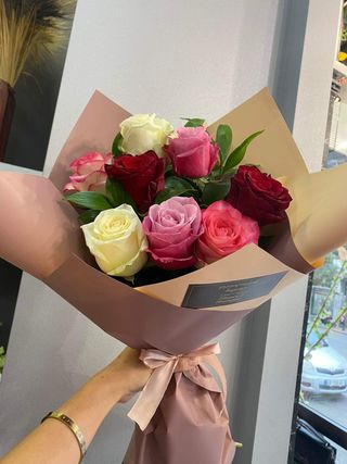 #7. 8 ფერადი პრემიუმ ხარისხის ჰოლანდიური ვარდის თაიგული