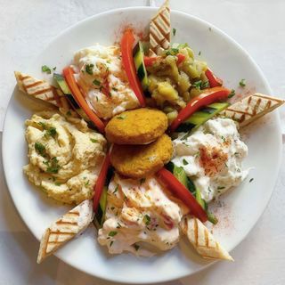 Plato Combinado De Falafel Con Hummus (5 Uds.)