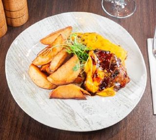 Ceafa de porc cu sos BBQ, cheddar, cartofi wedges, salata