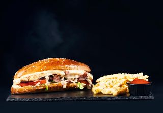 ქათმის სენდვიჩი ბეკონით (+ ფრი და კეჩუპი)