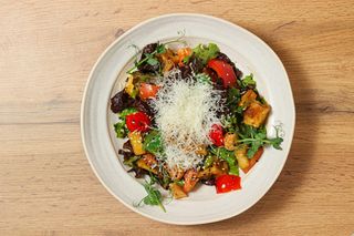 Салат с цыпленком и жареными овощами (270 г)