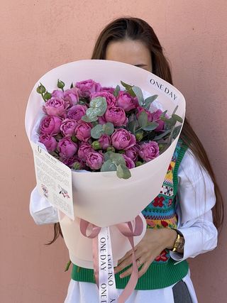 Букет з півоноподібної малинової троянди