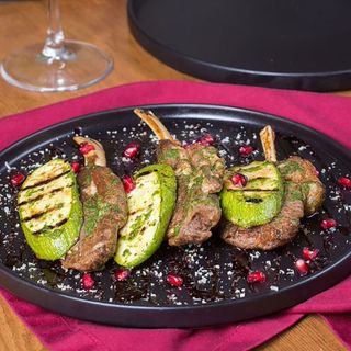 Каре барашка с соусом наршараб и кабачками гриль