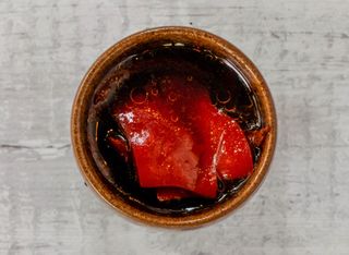 Прясно печени и мариновани червени чушки